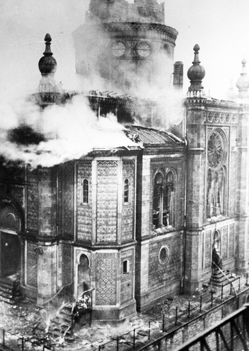 The burning synagogue at Michelsberg in Wiesbaden in the Kristallnacht of 9 to 10 November 1938.