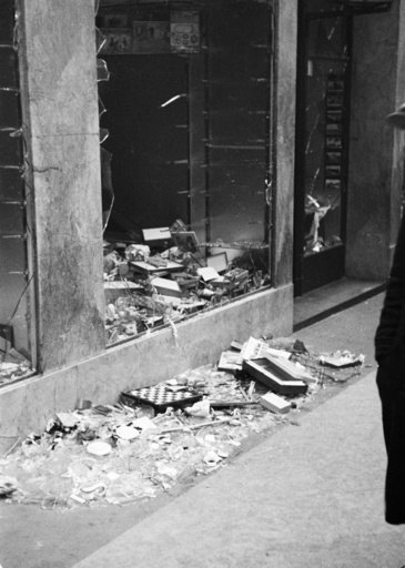 Reichskristallnacht, Berlin, zerstörtes Geschäft/ Foto 1938 - Kristallnacht, Berlin / Photo, 1938 -