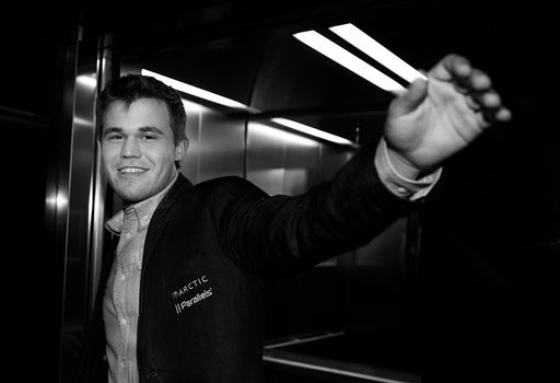En fornøyd verdensmester Magnus Carlsen feirer seieren.
